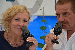 Mann und Frau halten sich ihre Gläser an die Nase