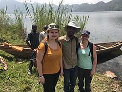Studentinnen mit Guide, im Hintergrund Kanus