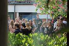 Eine große Gruppe junger Menschen steht auf dem Campusvorplatz der Hochschule Geisenheim. © Hochschule Geisenheim
