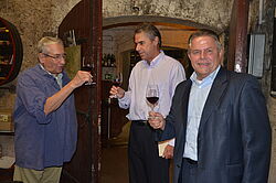 Teilnehmer mit Weingläsern in den Händen