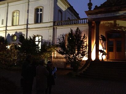 beleuchtetes Gebäude 