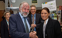 Prof. Dr. Otmar Löhnertz und Dipl.-Ing. Marion Waldeck, MBA, halten einen großen Schlüssel in der Hand. © Hochschule Geisenheim / Winfried Schönbach