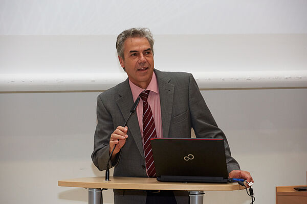 Prof.Dr.Schultz bei der Begrüßung