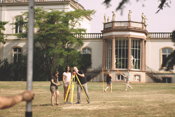 Eine Gruppe Studierender macht Vermessungsübungen in einem Park. © Hochschschule Geisenheim
