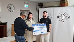 Jana Vogt und Max Schroers bei der Preisverleihung durch Bürgermeister Zapp, Bildquelle: S. Braun