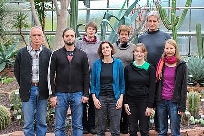 Zum Projektauftakt trafen sich (von links) Dr. Jörg Weise, Dr. Sascha Liepelt, Maria Meyen, Prof. Dr. Ilona Leyer, Claudia Hepting, Verena Lauströer, Dr. Andreas Titze und Katrin Rokitte (Foto: Botanischer Garten der Philipps-Universität / Kurt Schmidt)