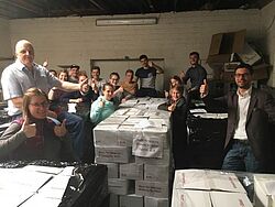 Verpackungsaktion am 28. März 2017 in den Lagerräumen des Meininger-Verlags. Verkostungsleiter Christian Wolf (rechts).