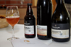 Flaschen und gefülltes Glas