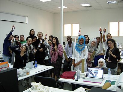 Studentengruppe mit Limonaden in den Haenden 