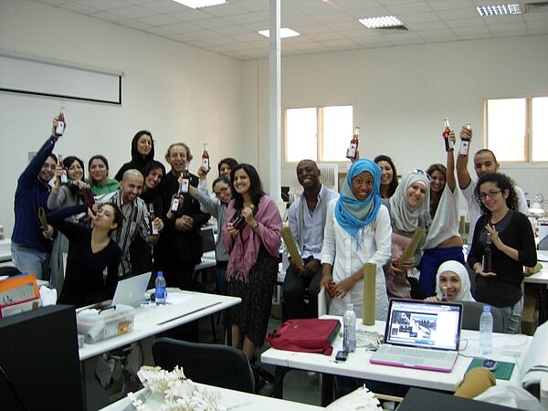 Studentengruppe mit Limonaden in den Haenden 