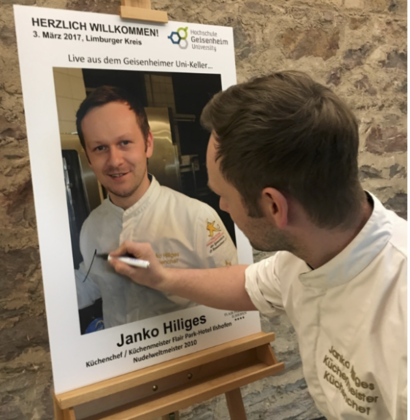 Hilliges beim Unterschreiben