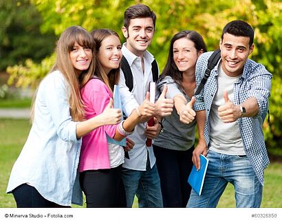 Studenten zeigen Daumen hoch