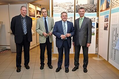 v.r.n.l. Bürgermeister Frank Kilian, Klaus-Peter Willsch MdB, Präsident Prof. Dr. Hans R. Schultz und ein Mitarbeiter Referat Öffentlichkeitsarbeit der Bundestagsverwaltung