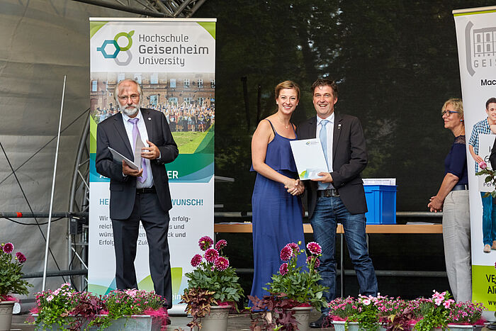 Dr. Christian von Wallbrunn mit einer Absolventin bei der Akademischen Abschlussfeier. © Hochschule Geisenheim / Winfried Schönbach