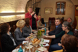 Teilnehmer sitzen am Tisch