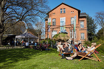 Der grüne Campus der Hochschule Geisenheim mit Studierenden. © Hochschule Geisenheim / Winfried Schönbach