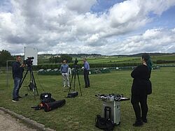 Aufnahme vom Dreh in grüner Landschaft