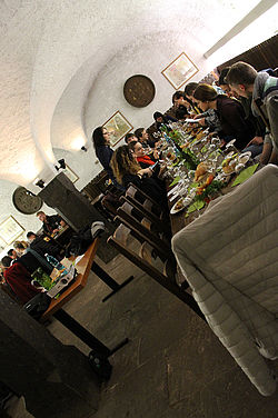 Studenten am langen Tisch essend