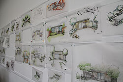 Zeichnungen an die Wand gehangen