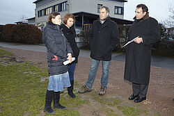 Der Kultusminister im Gespräch mit den beiden jungen Wissenschaflterinnen Antje Berlebach und Hannah-R. Klostermann