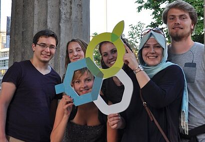 Studenten mit Hochschulzeichen in den Händen 