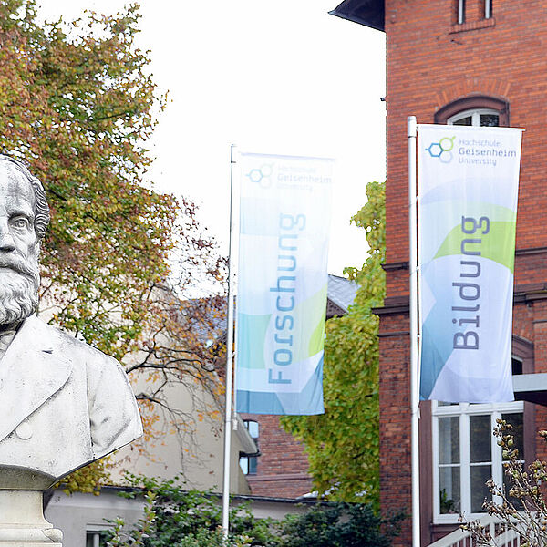 Das Verwaltungsgebäude der Hochschule Geisenheim mit einer Büste des Gründers Eduard von Lade. © Hochschule Geisenheim / Winfried Schönbach