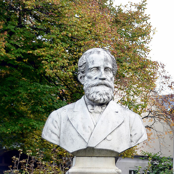 Das Verwaltungsgebäude der Hochschule Geisenheim mit einer Büste des Gründers Eduard von Lade. © Hochschule Geisenheim / Winfried Schönbach