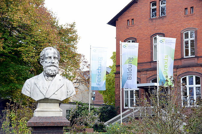 Das Verwaltungsgebäude der Hochschule Geisenheim mit einer Büste des Gründers Eduard von Lade. © Hochschule Geisenheim / Winfried Schönbach
