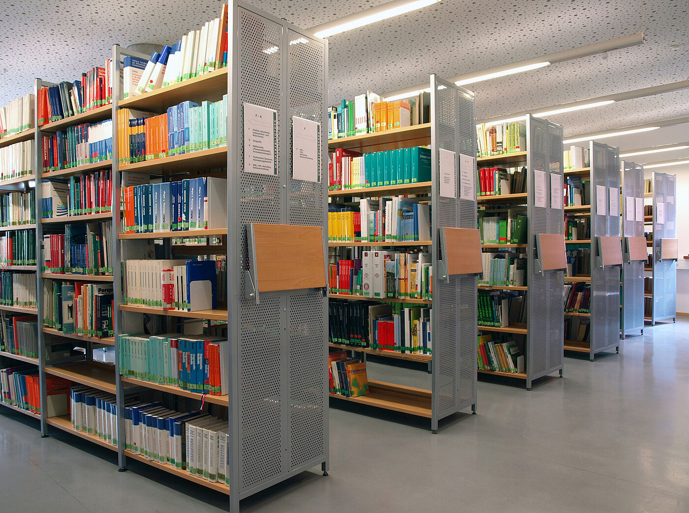 Bibliothek der Hochschule Geisenheim Regalreihen in der Bibliothek