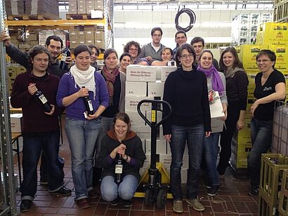 Gruppenbild mit den Weinkisten