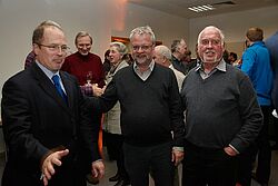 drei Männer lachend 