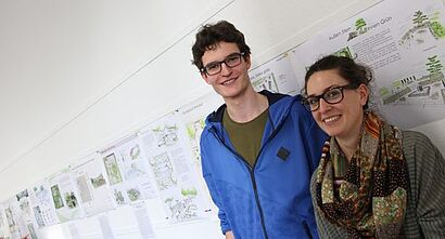 Studenten vor Entwürfen 