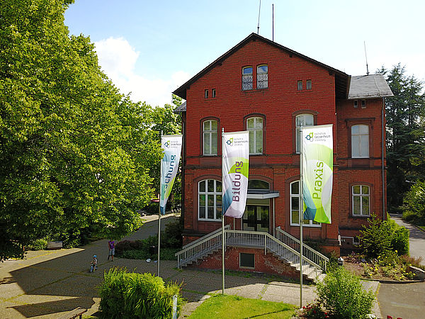 Das Verwaltungsgebäude auf dem Campus der Hochschule Geisenheim © Winfried Schönbach