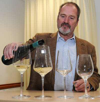 Gerhard Witt und Weingläser 