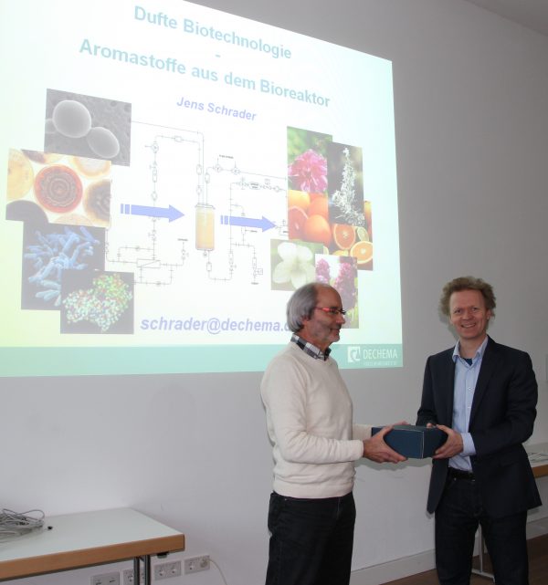 Prof. Dr. Jens Schrader erhält von Prof. Dr. Manfred Großmann „Terpene in flüssiger Form“