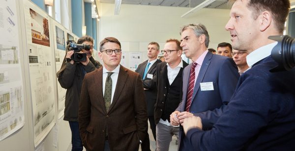 Boris Rhein, Hessischer Minister für Wissenschaft und Kunst, und Hochschul-Präsident Prof. Dr. Hans Reiner Schultz begutachten die Sieger-Entwürfe.