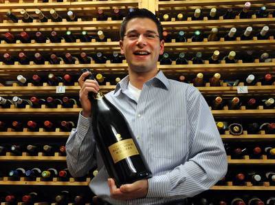 Christian Wolf vor einem Weinregal