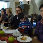 Kind sitzt auf dem Schoss einer Frau