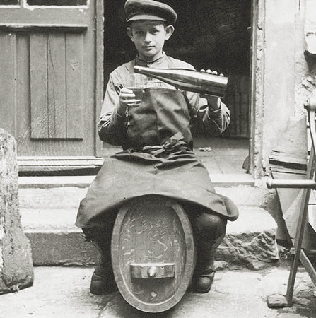 schwarz-weiss Aufnahme von einem Jungen mit Weinflasche