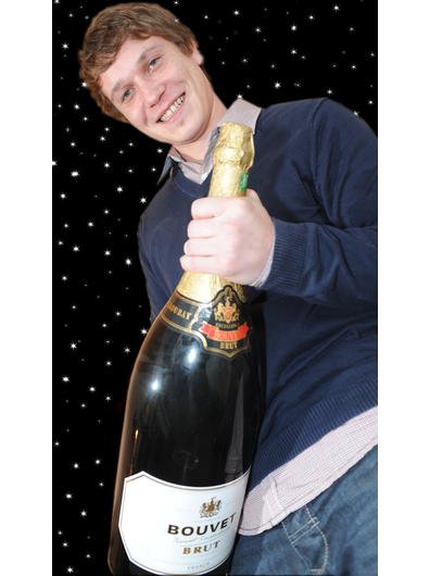 Phillip mit Grosser Sektflasche in den Haenden 