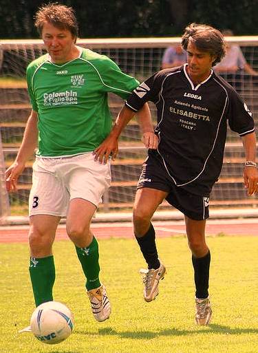 WEINELF-Innenverteidiger Robert Lönarz  im Zweikampf mit Graziano Mannari