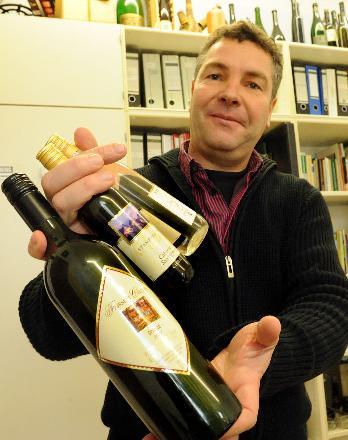 Rainer Jung mit drei Flaschen in den Haenden 