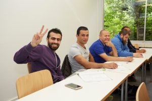 Teilnehmer des ersten Deutsch-Intensivkurses für Flüchtlinge an der Hochschule Geisenheim im Juli.