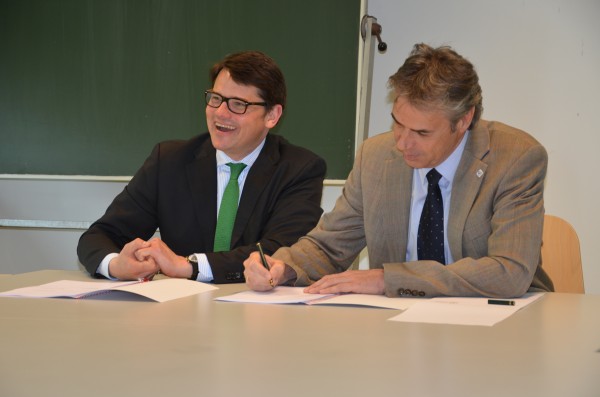 Wissenschaftsminister Boris Rhein (links) mit Hochschulpräsident Prof. Dr. Hans Reiner Schultz bei der Unterzeichnung der Zielvereinbarung. 
