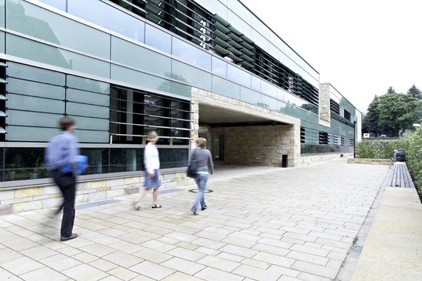 Gebäude mit Fußgängern davor