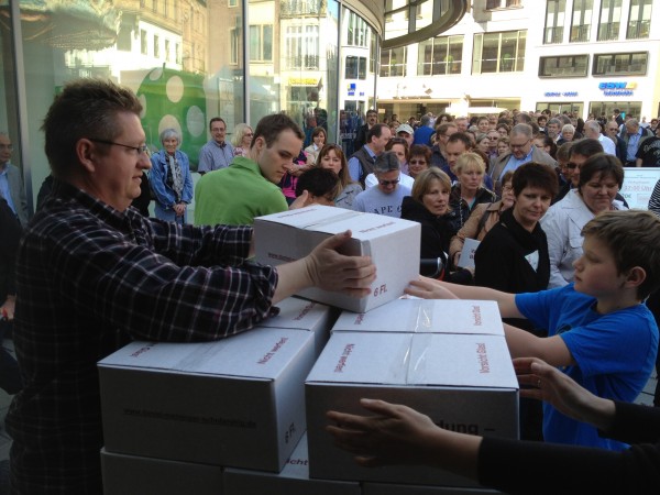 Männer packen Weinkisten