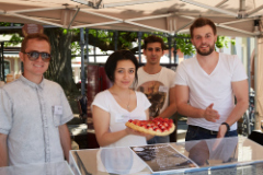 Studenten mit Erdbeerkuchen im Stand