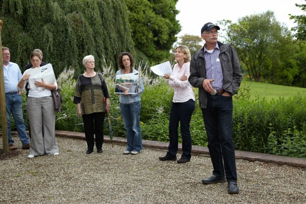 Gruppe steht im Park