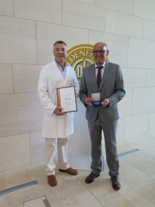 Rudolf Hepp, Geschäftsführer des DLG-Testzentrums Lebensmittel, überreicht die Max-Eyth-Denkmünze an Prof. Dr. Rainer Jung (l.).