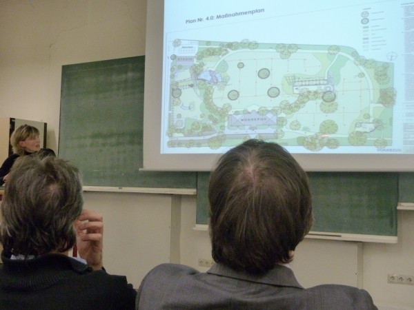 Hinterköpfe und Bildschirm zu sehen